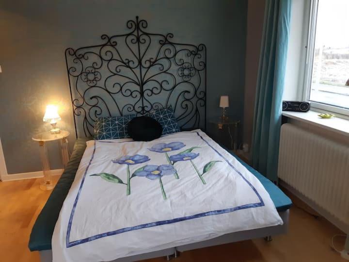 Lyxigt Rum Med Eget/Badrum Med Spa Kaensla Jönköping Esterno foto